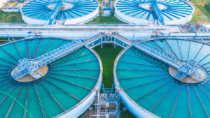 Estação de tratamento de água vista de cima, representando inovação tecnológica no saneamento com integração entre Stattus4 e Elipse Water.