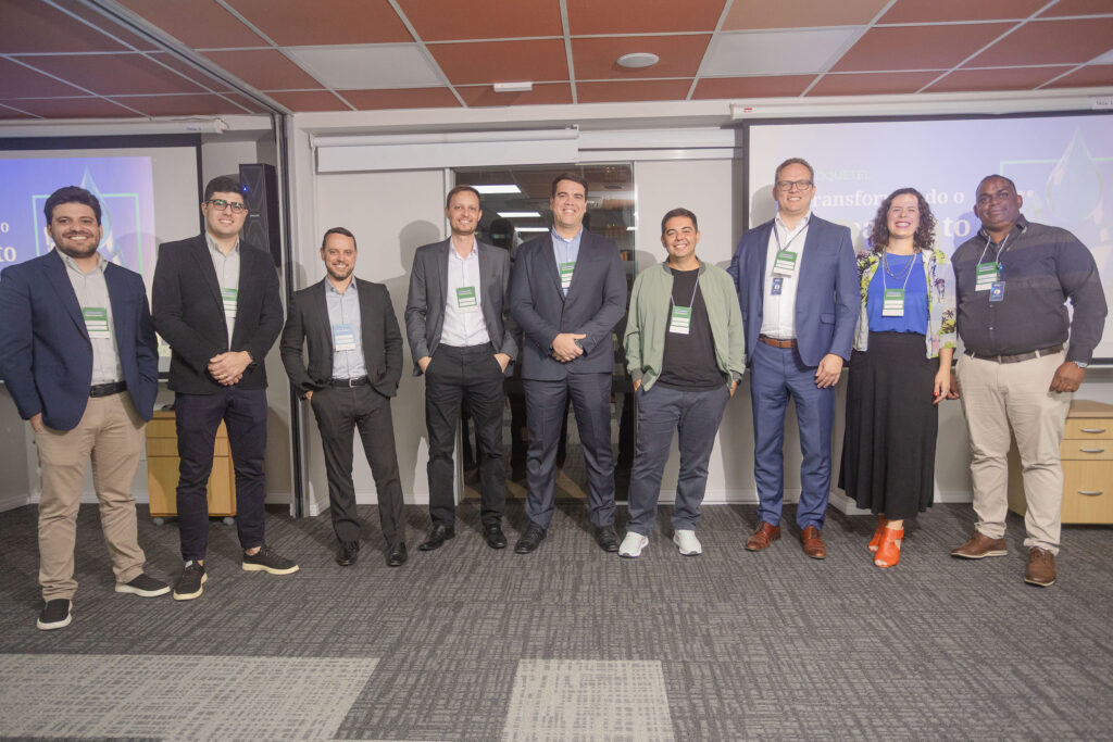 Marilia Lara, Antonio Oliveira, Equipe da IWS BR e da Pam Serviços Saint Gobain no 2º Coquetel Transformando o Saneamento